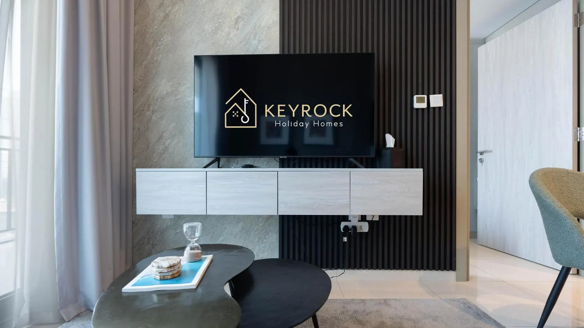 Keyrock Living - Lakeview Retreat In Business Bay Dubai