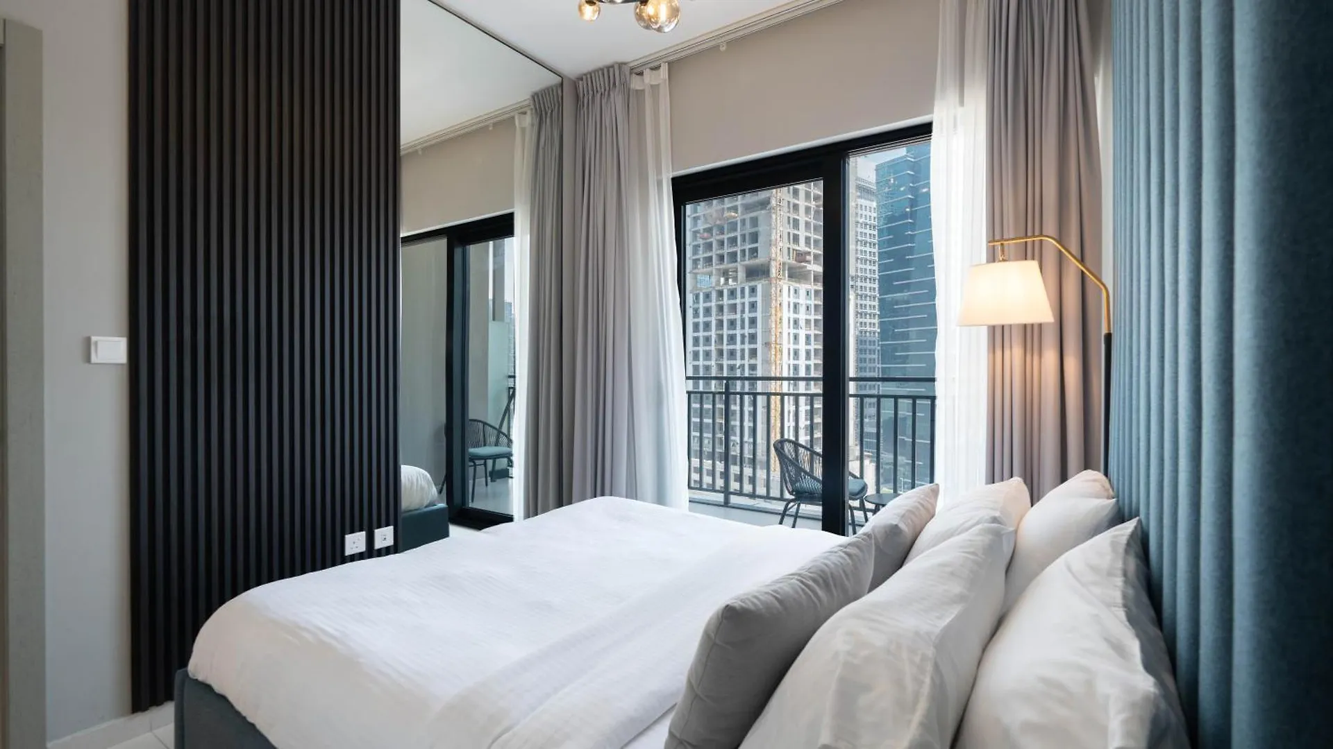 Keyrock Living - Lakeview Retreat In Business Bay Dubai Apartment