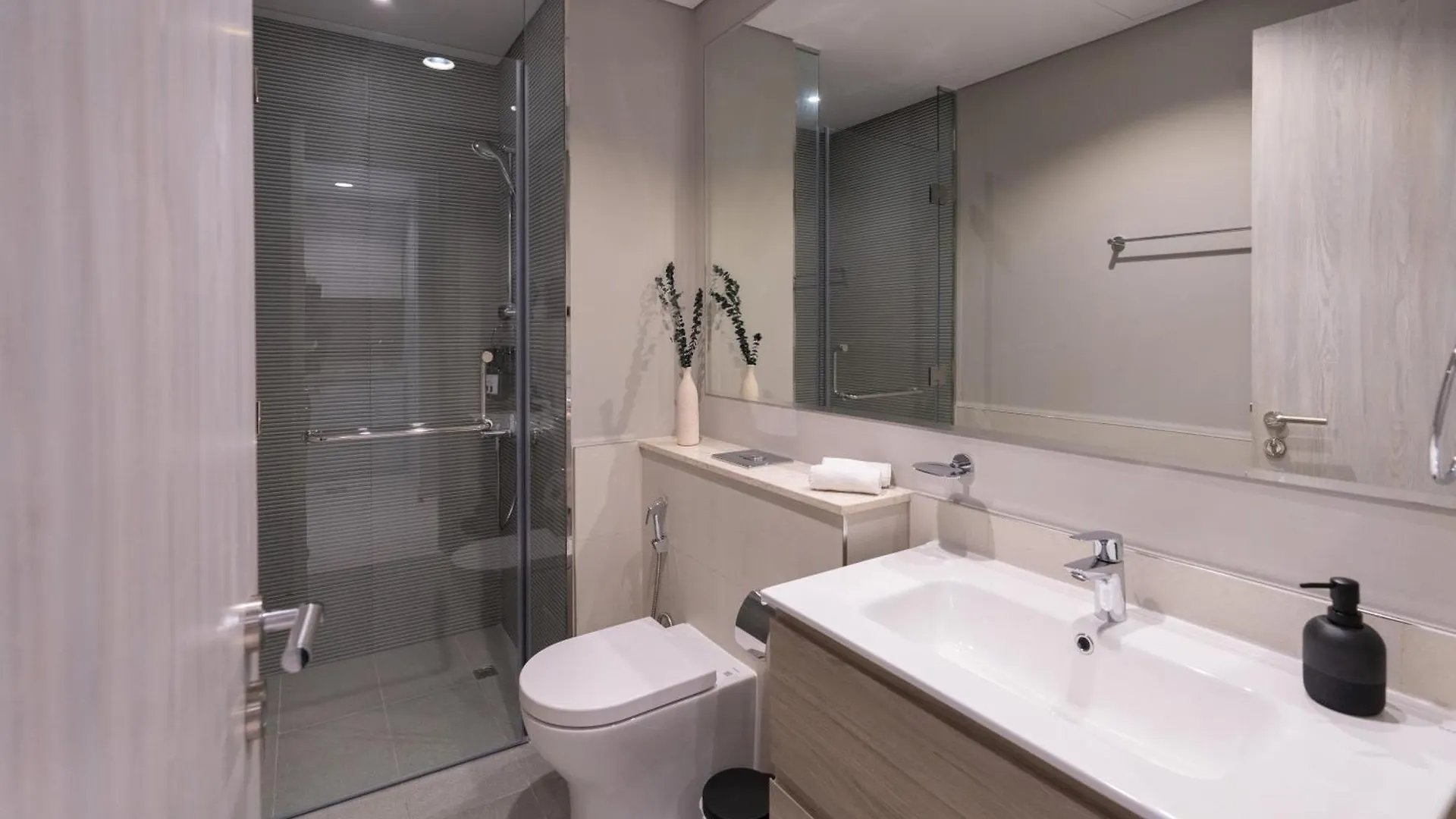 Keyrock Living - Lakeview Retreat In Business Bay Dubai 0*,